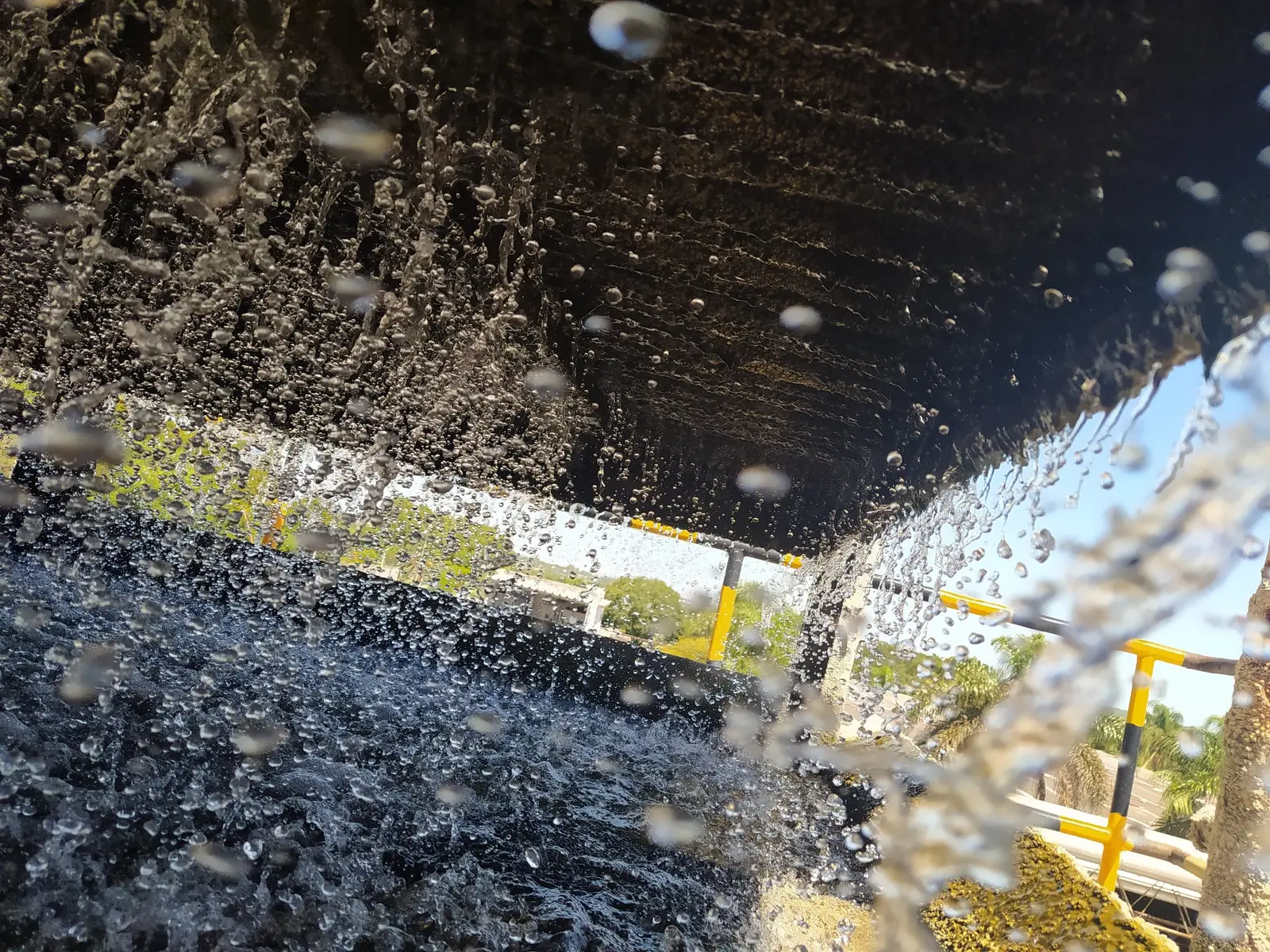 Inspección de la distribución de agua en un condensador evaporativo