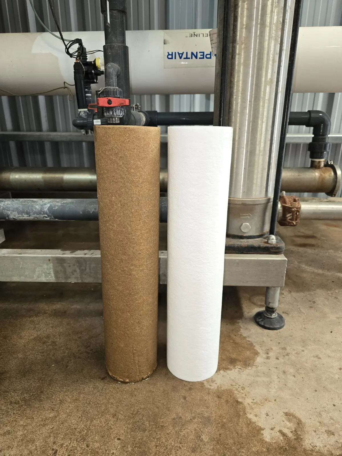 Recambio de filtros en un sistema de tratamiento de agua y ósmosis inversa de Grupo MEB